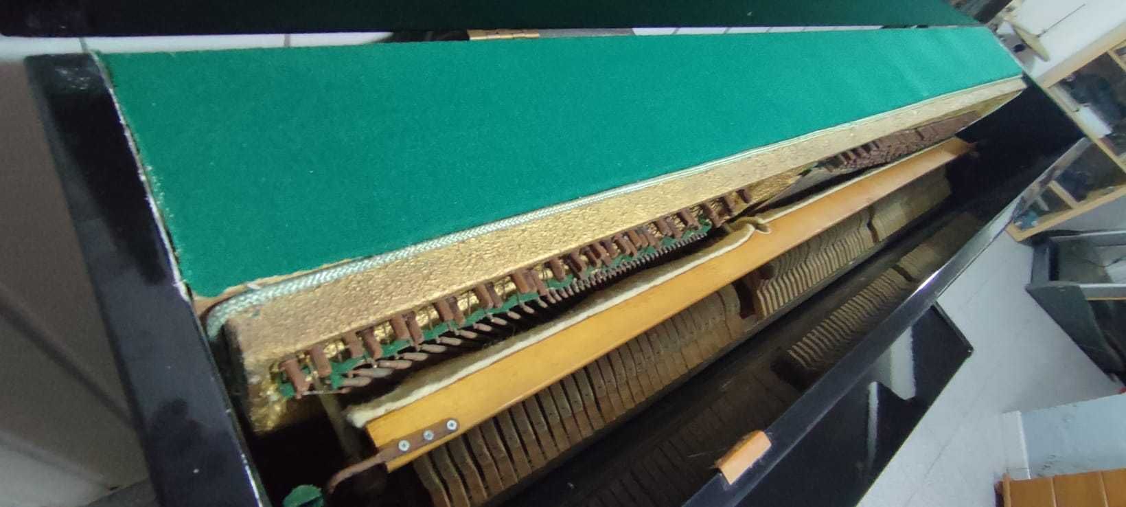 Piano de parede da marca STRAUSSER