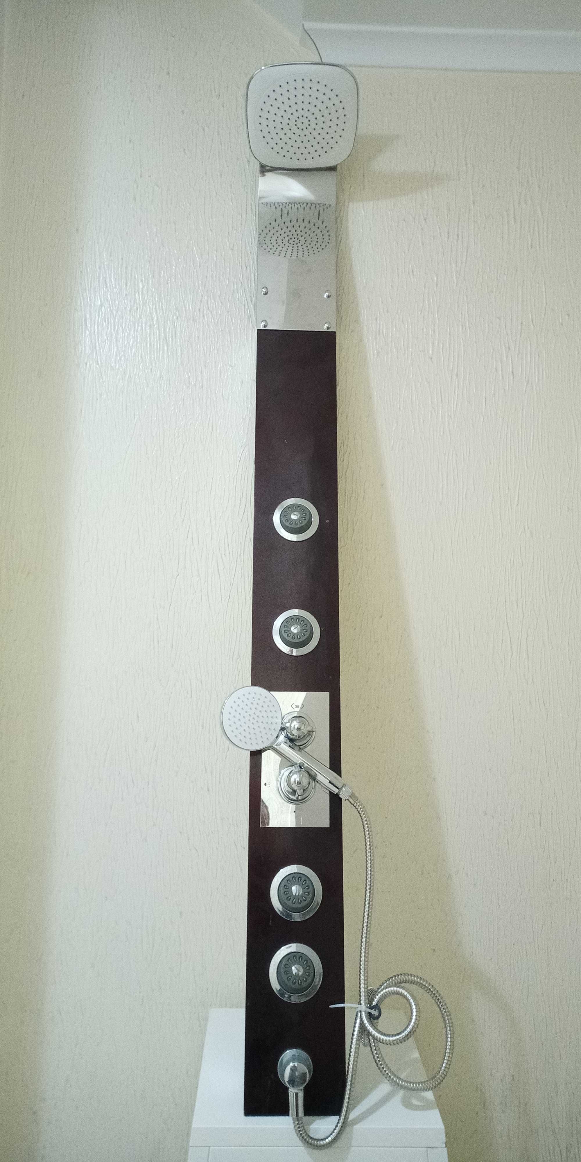 Coluna duche com torneira termostática e hidromassagem.
