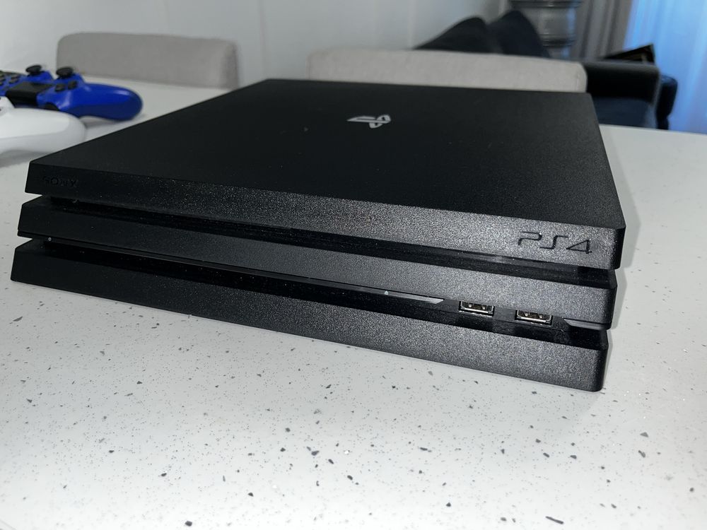 Sony PlayStation 4 PRO konsola do gier PS4 CUH-7216B