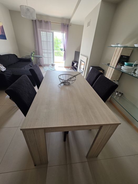 Vendo chaise longe, estante em vidro e granito e mesa com 4 cadeiras