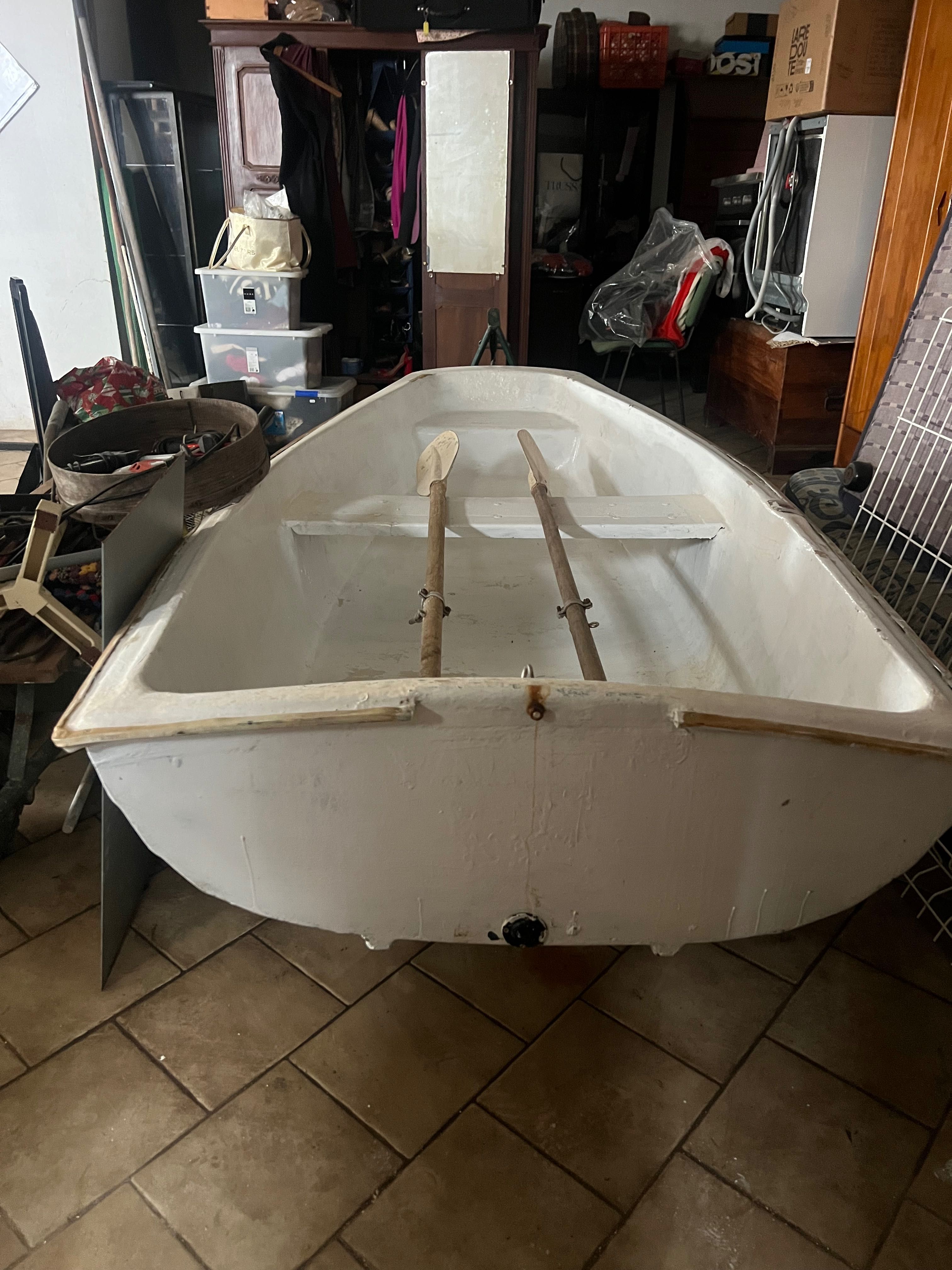 Barco a remos com atrelado para transporte manual