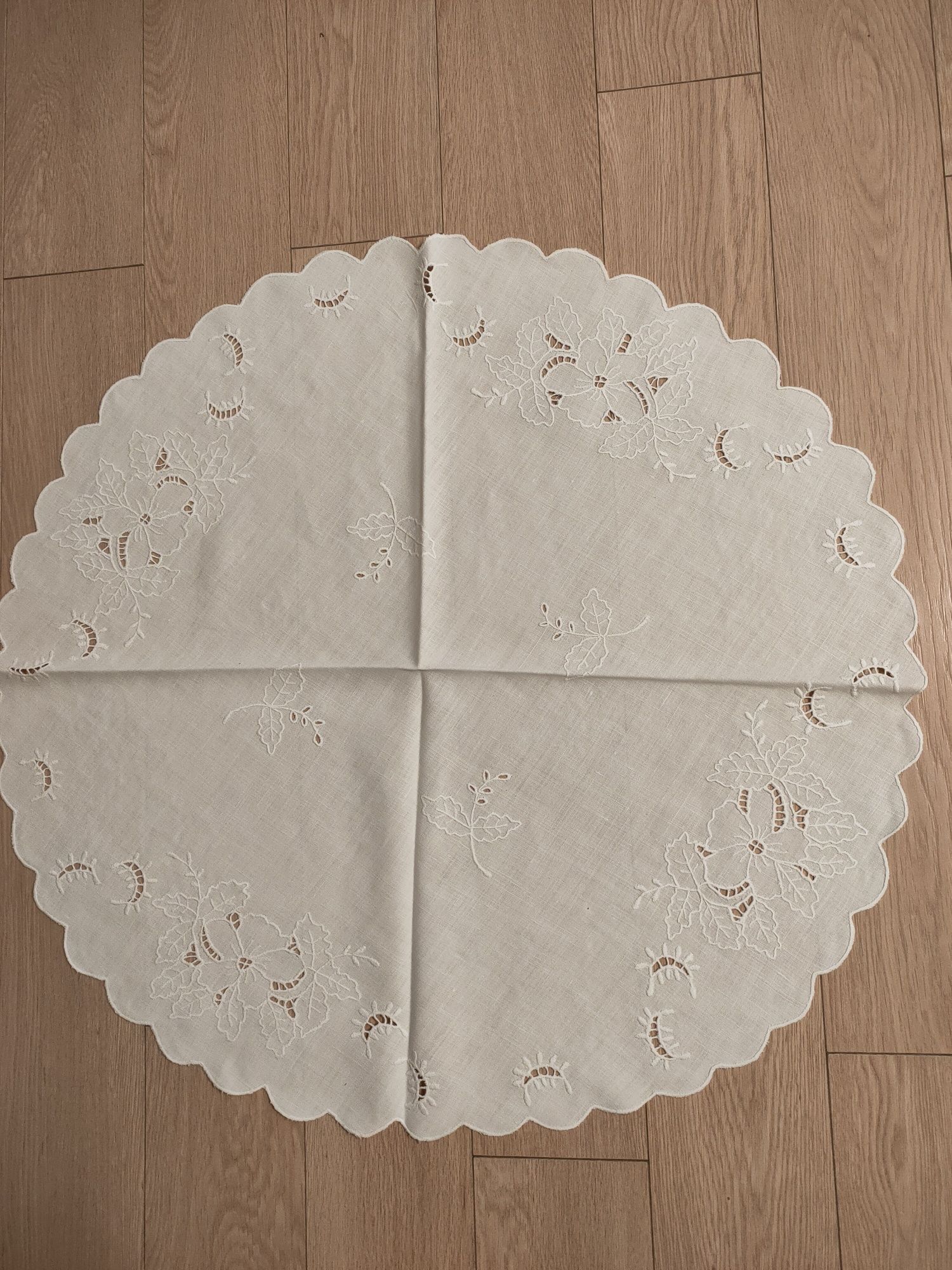 Serweta okrągła średnica 76cm. Ręczny haft Richelieu.