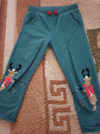 Zielone spodnie dresowe Pepco z reniferami r. 98