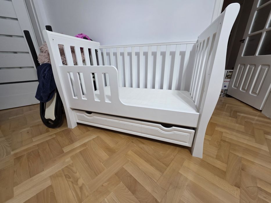Łóżeczko dziecięce białe jak nowe.