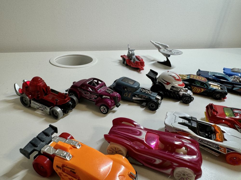 Машинки Hot Wheels, Matchbox, Majorette, Maisto