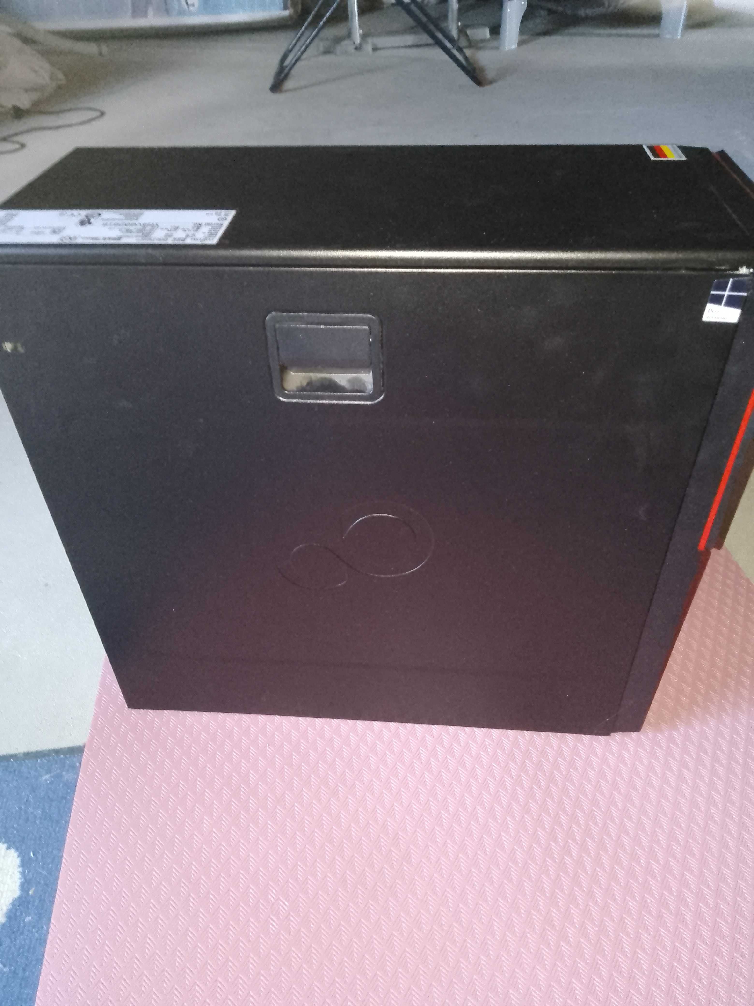 Komputer z monitorem