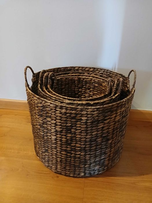 Cestos de palhinha escura