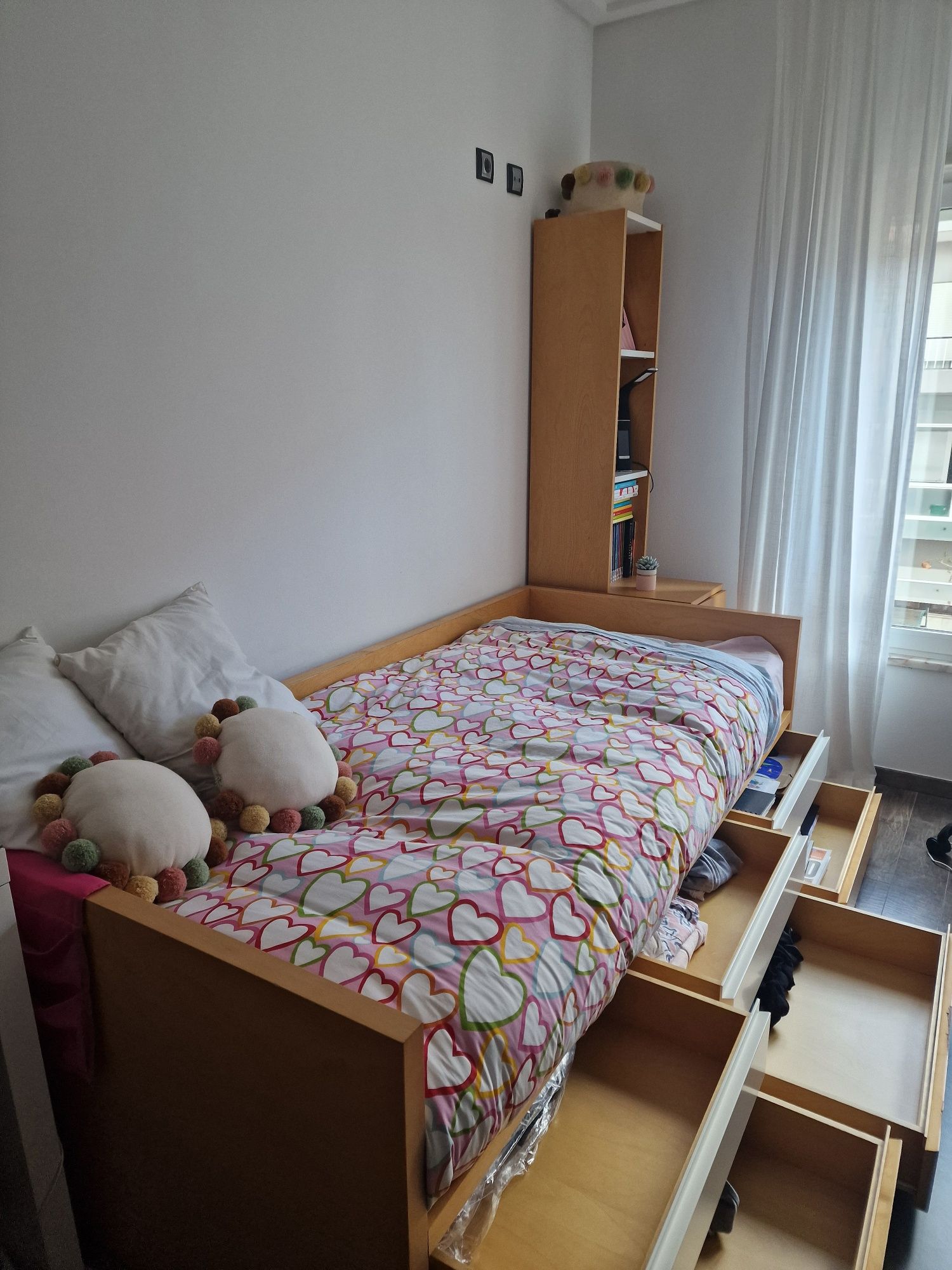 Cama de Solteiro com estante com bastante arrumação.  6 gavetas grande