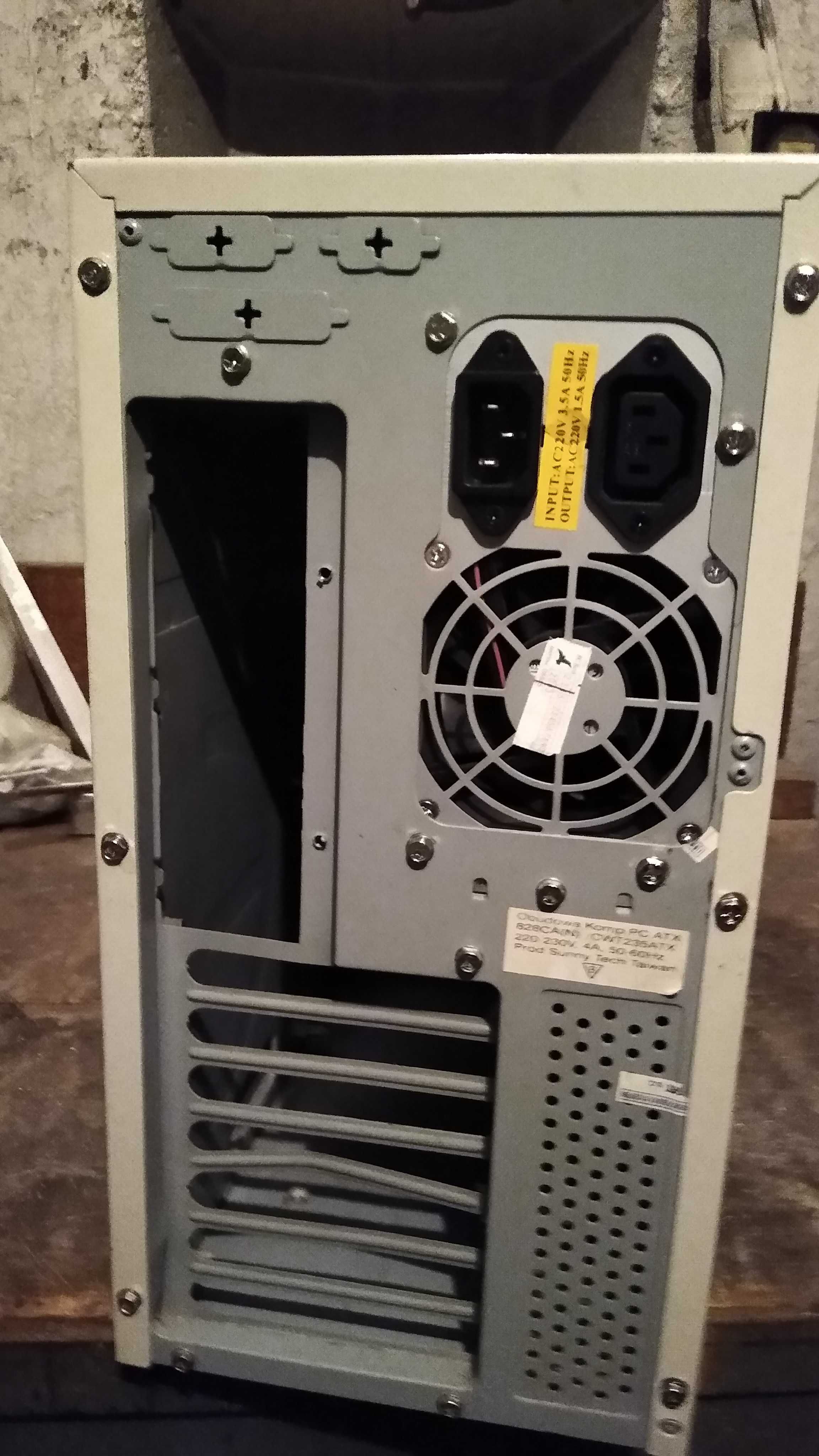 Komputer z monitorem