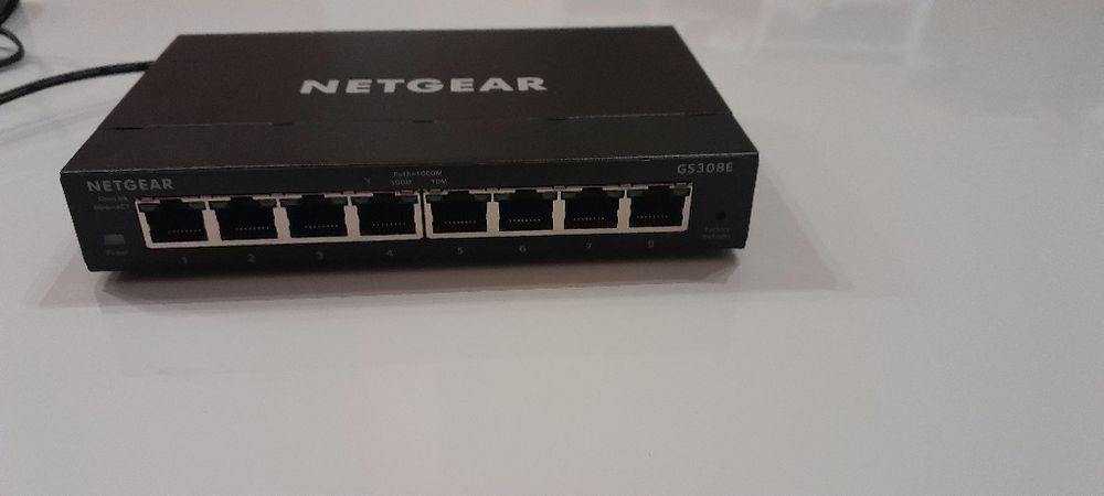 Switch de red marca Netgear