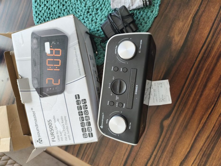 Zegar cyfrowy z radiem