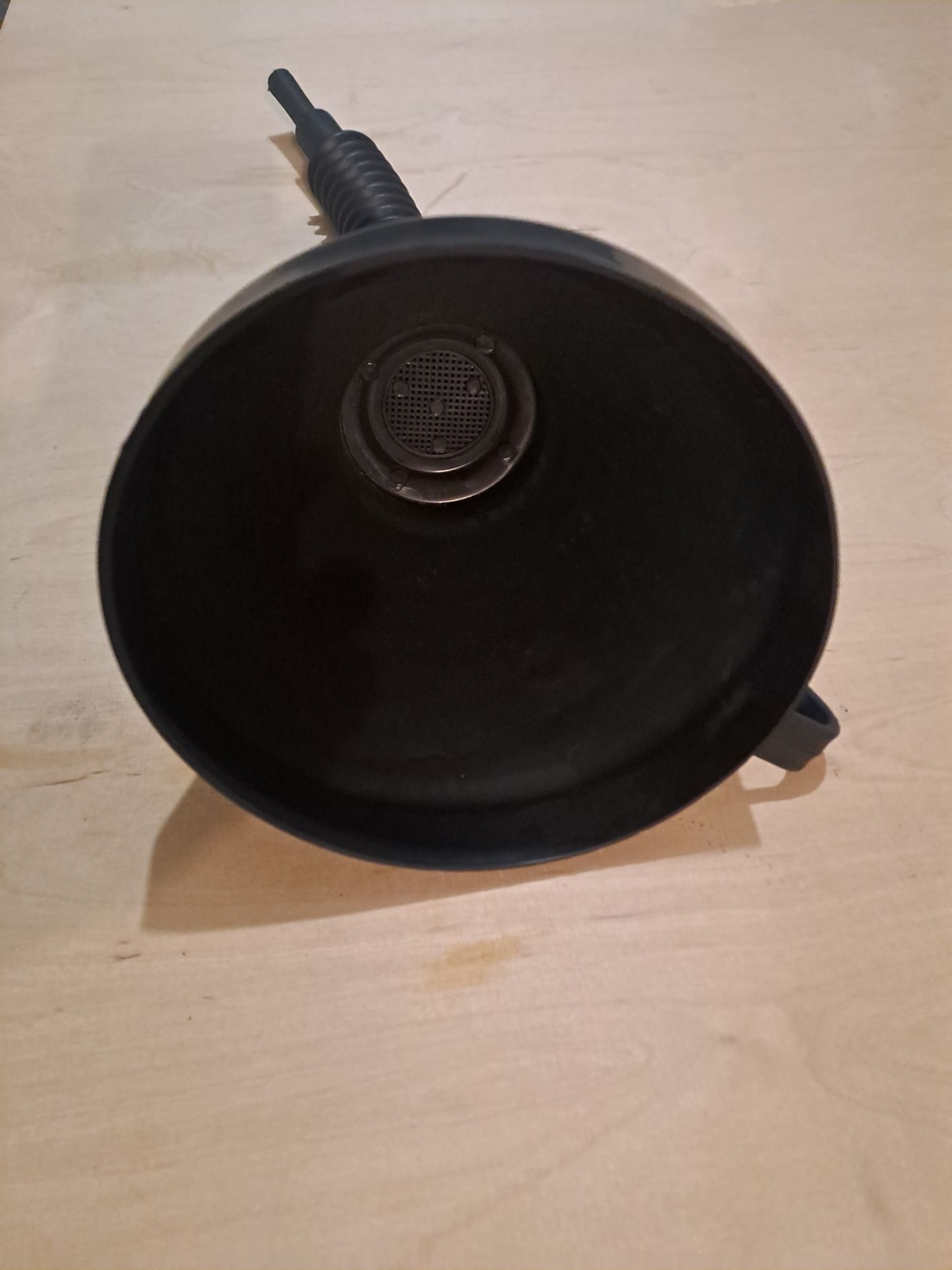 Lejek do paliwa z sitkiem