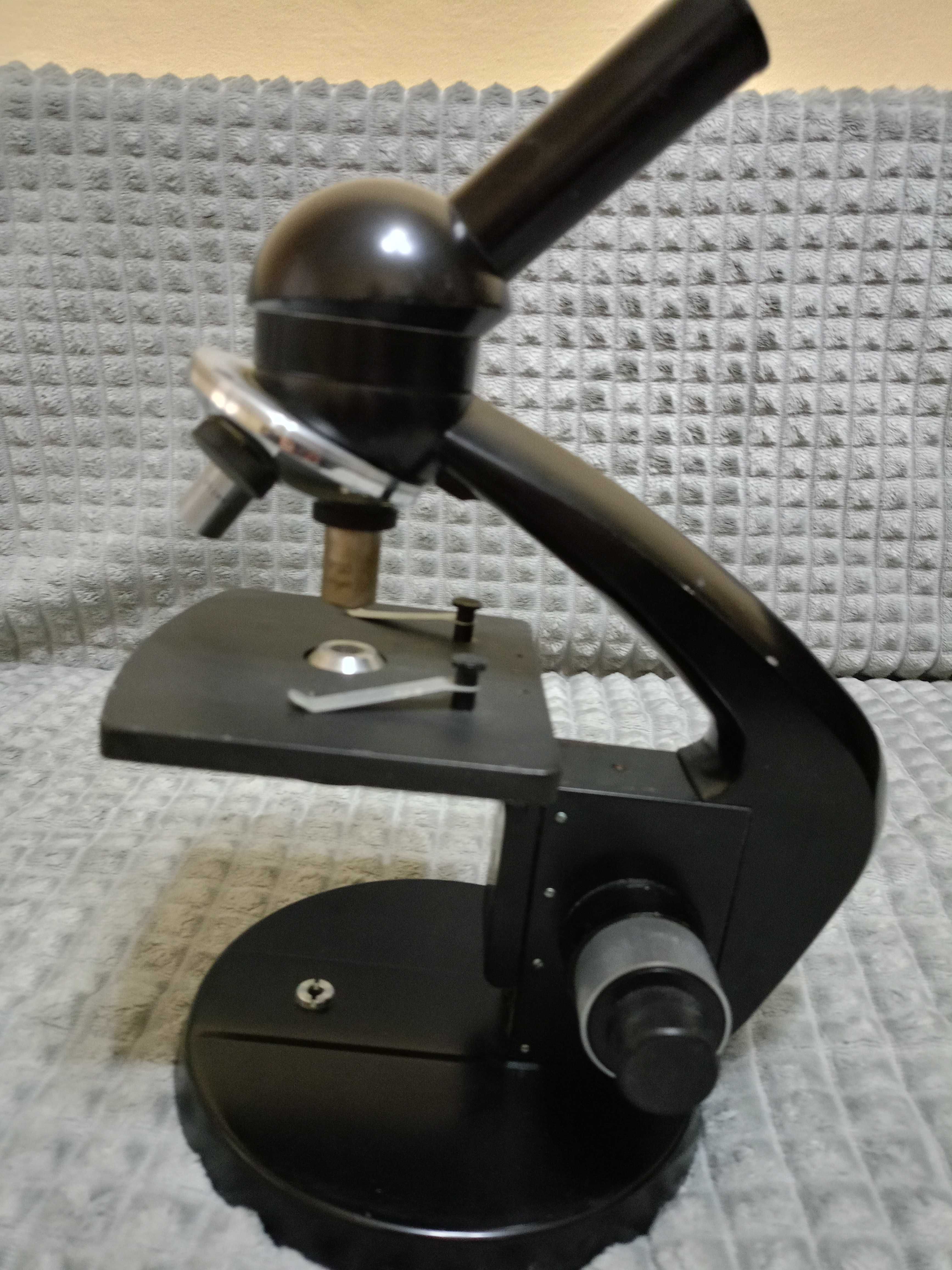 Mikroskop PZO z czasów PRL z osprzętem oraz walizką