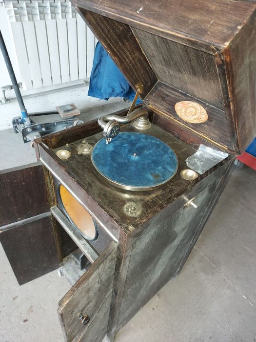Gramofon szafkowy