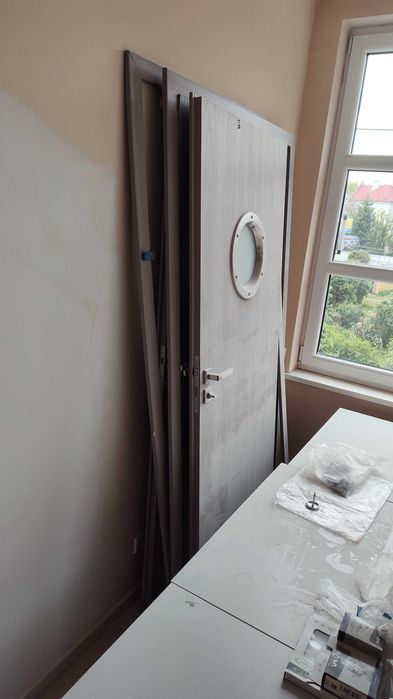 2x drzwi łazienkowe lewe, szerokość 80cm.