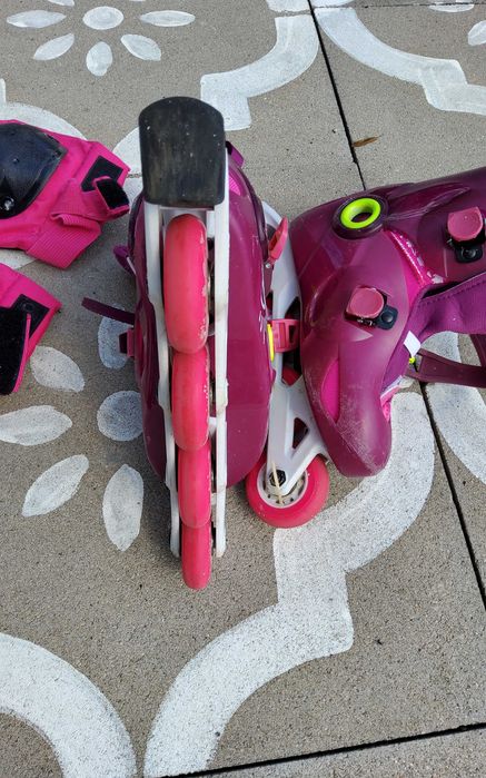 Rolki - regulowane rozmiar 30-32 i komplet ochraniaczy.