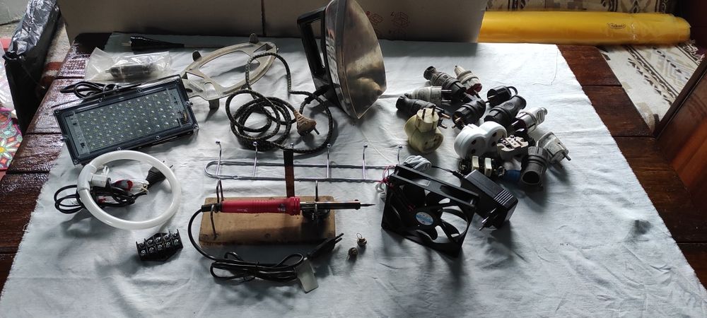 Світлодіодний ліхтар фонар електроніка утюг праска тройнік світильник