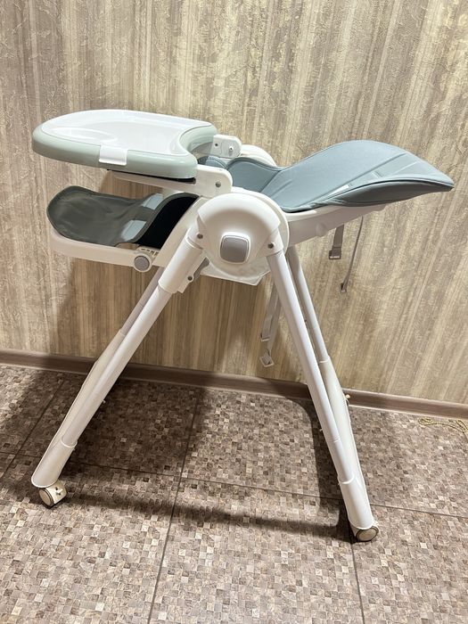 Дитячій стілець для годування