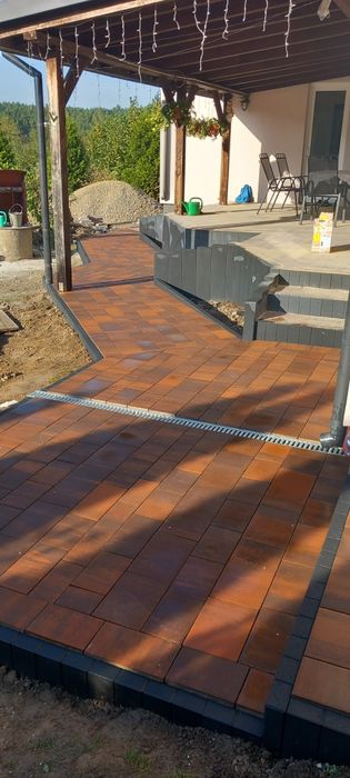 Układanie kostki: utwardzenie terenu,tarasy, schody,odwodnienia.