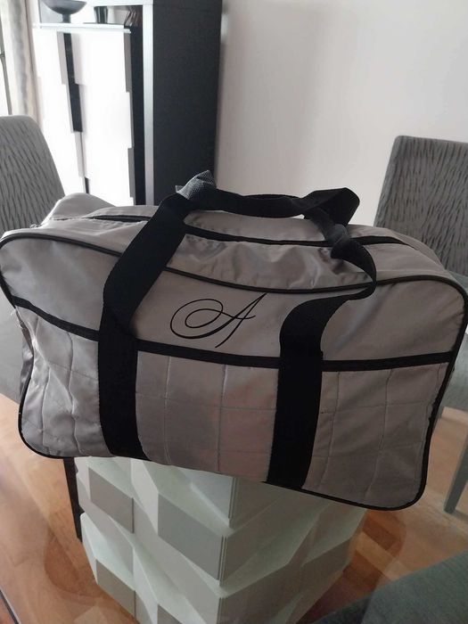 Sacos de viagem, fato de neve e lenço antigo