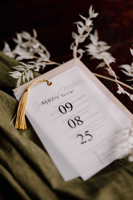 zaproszenia ślubne ze złotym chwostem i kalką