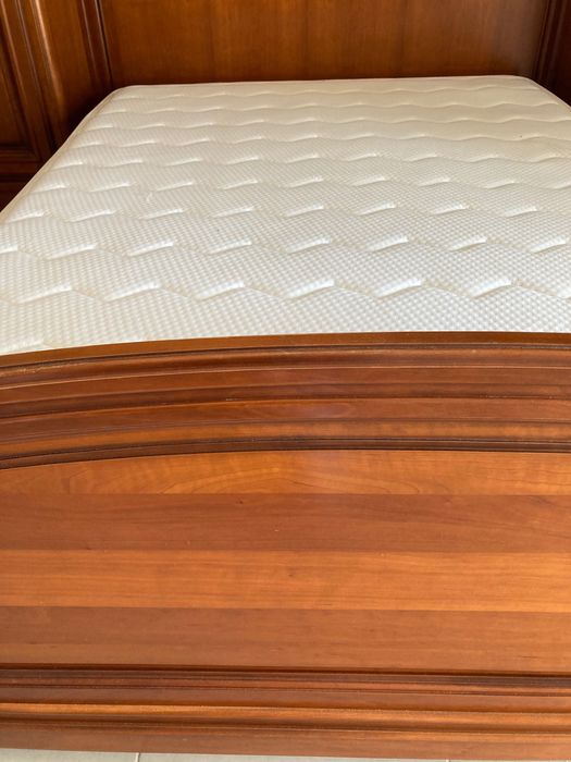 Quarto completo em cerejeira – cama, roupeiro e cabeceira