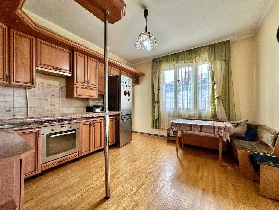 Продаж частини будинку з ділянкою у м.Дрогобич (вул. Довбуша)