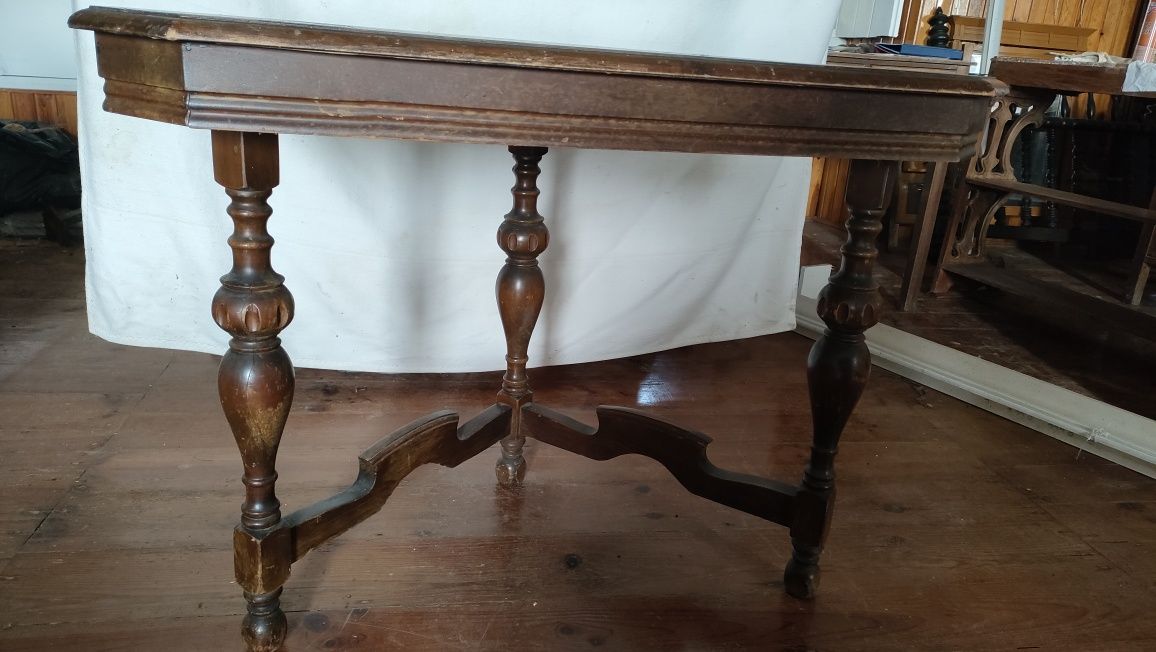 Mesa em madeira para encontrar a parede