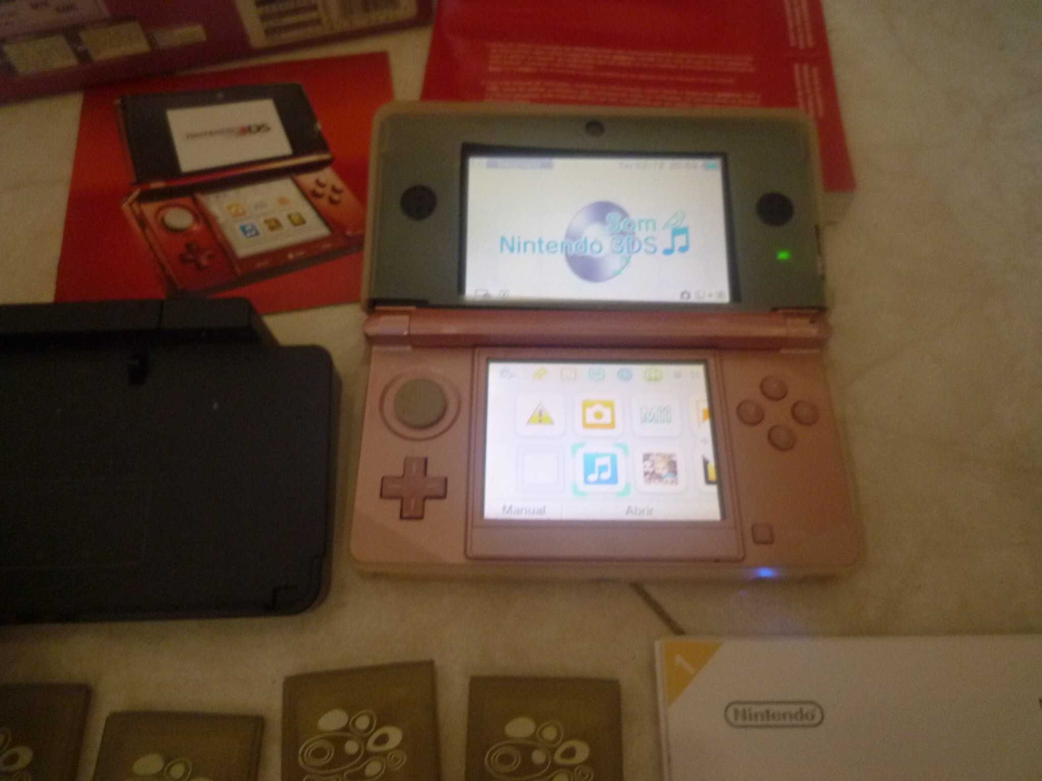 Nintendo 3DS com caixa, livro de instruções, capa, carregador  4 jogos