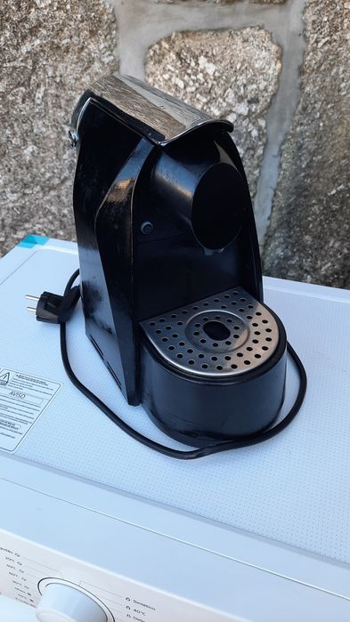 Máquina de café em bom estado.
