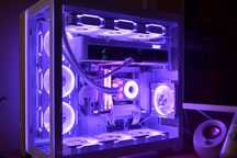 Nowoczesny komputer gamingowy RTX 5070 Ti / Intel Core Ultra 7