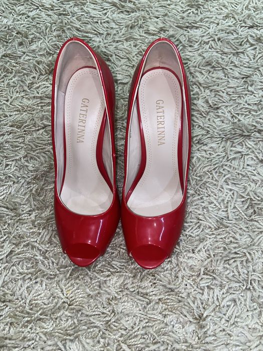 Каблуки червоні.