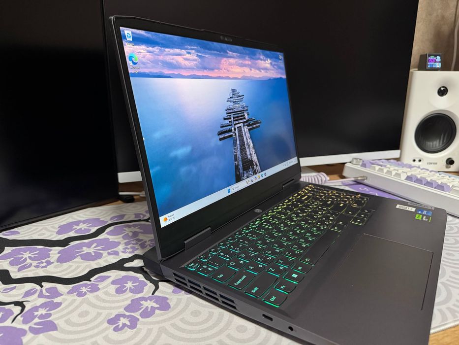 Ноутбук ігровий Lenovo LOQ 15IRH8 (82XV00SLRA) - заряжається по type-c