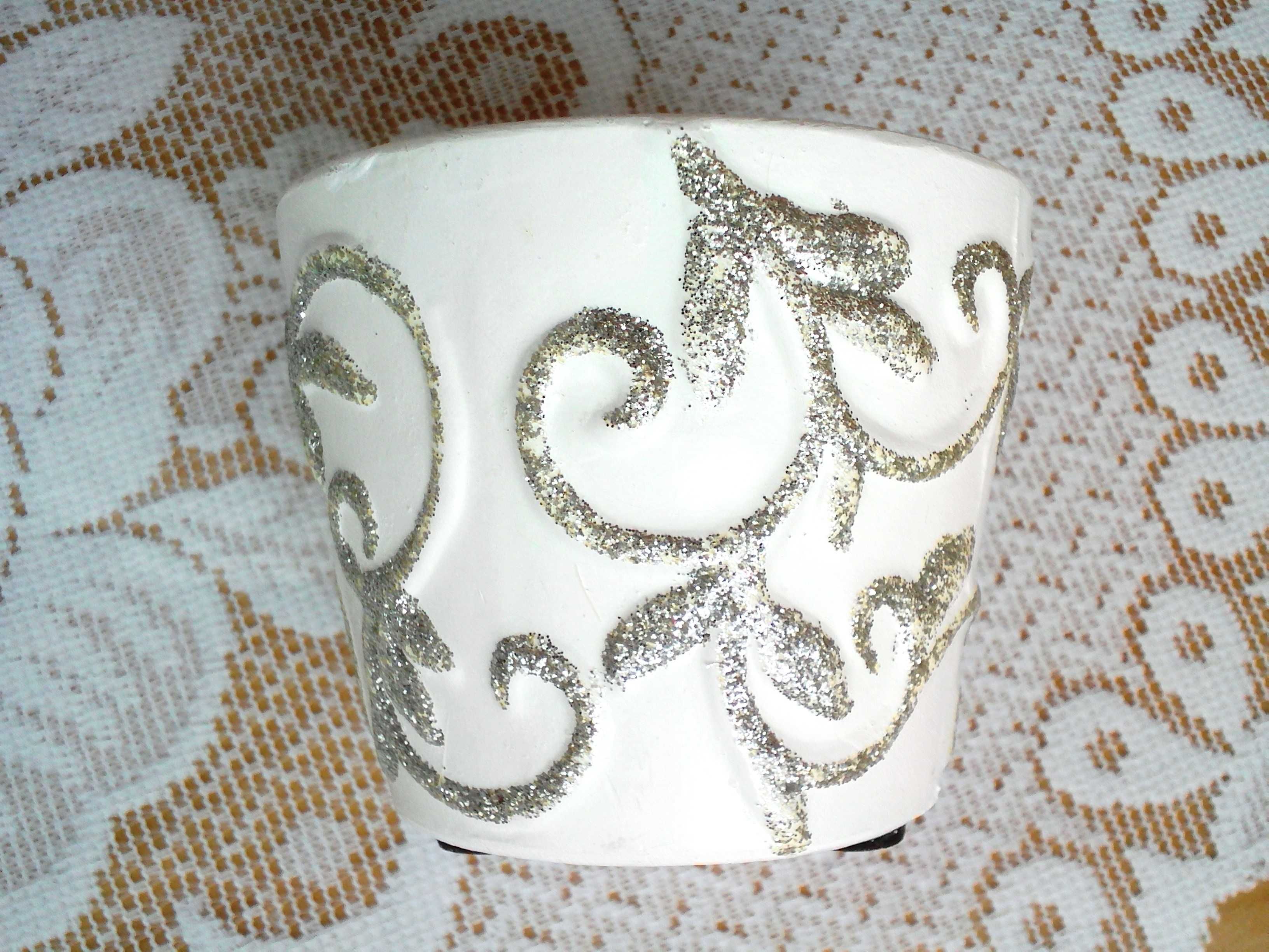 Osłonka / doniczka ceramiczna biała z brokatem, wysokość 6 cm