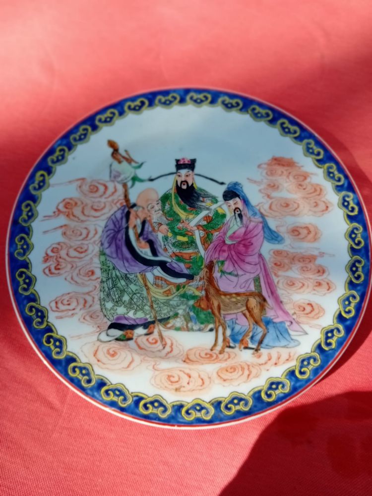 Pratos em porcelana de Macau.