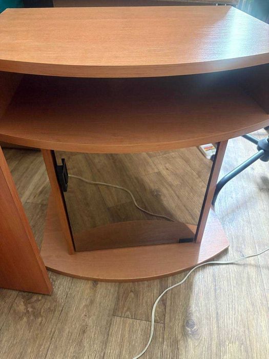 Продаю офісні меблі (шафи, стільці та тумби)