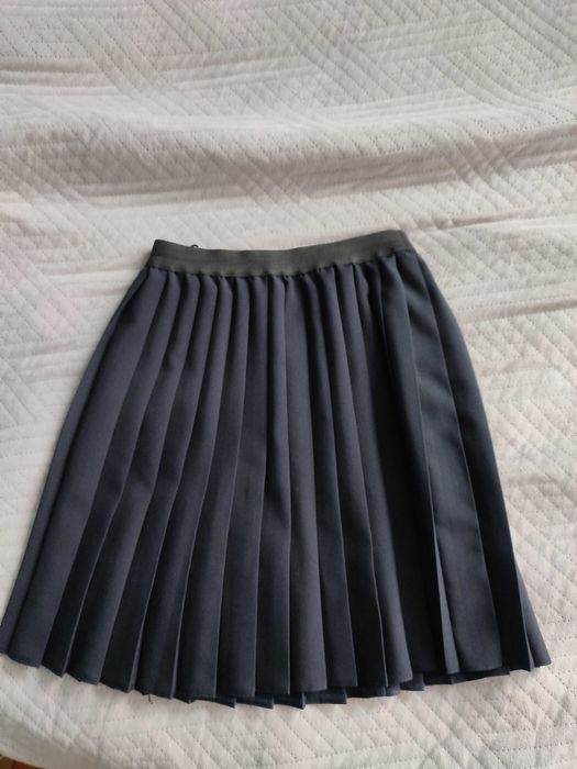 Czarna dziewczęca spódnica