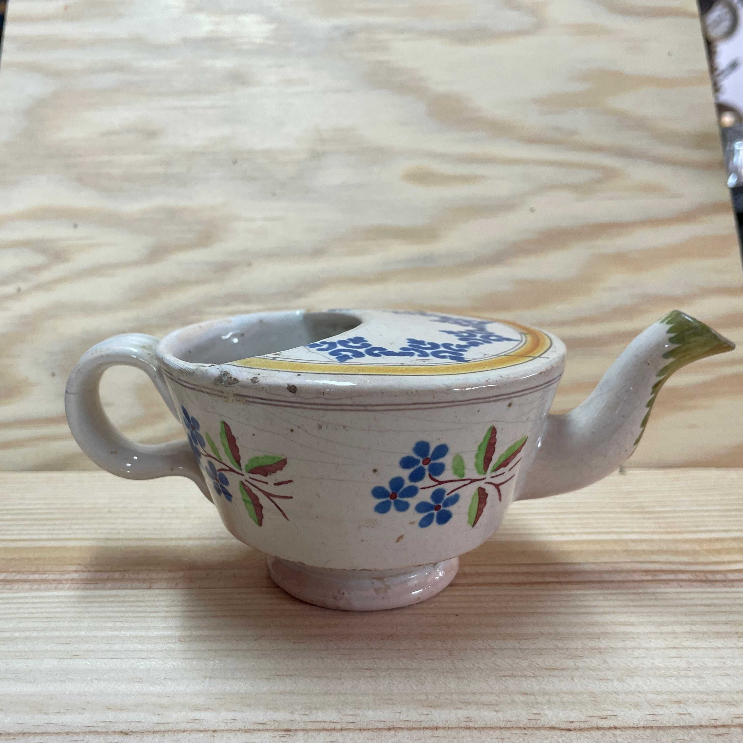Bica de Caldo em Faiança com Pequeno Restauro