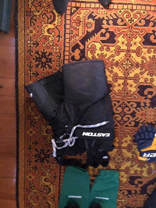 Шлем BAUER хоккейный детский, шорты, наколенники, перчатки и клюшка