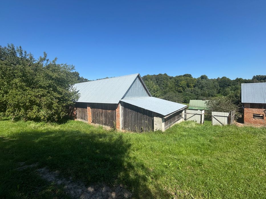 Nieruchomosc zabudowana domem w spokojnej okolicy z budynkami