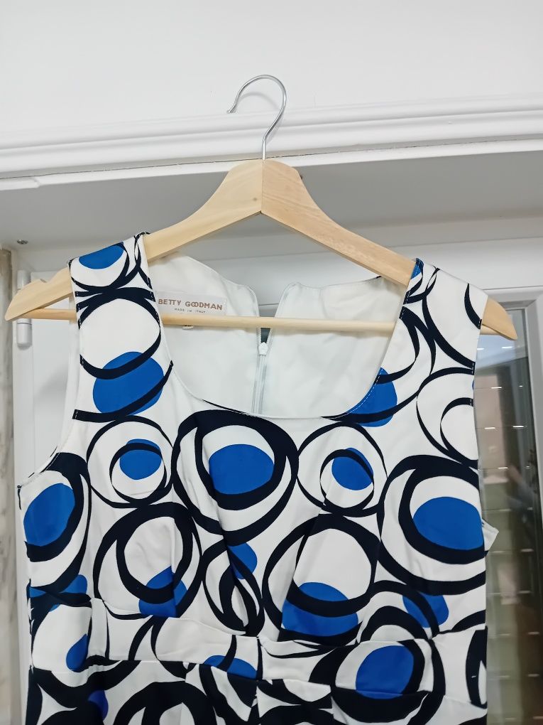 Vestido branco às bolinhas