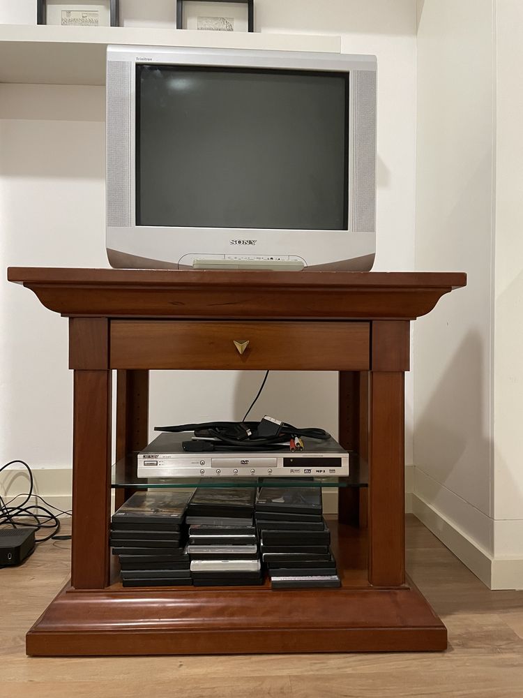 Móvel TV em madeira maciça, com gaveta, prateleira e rodas