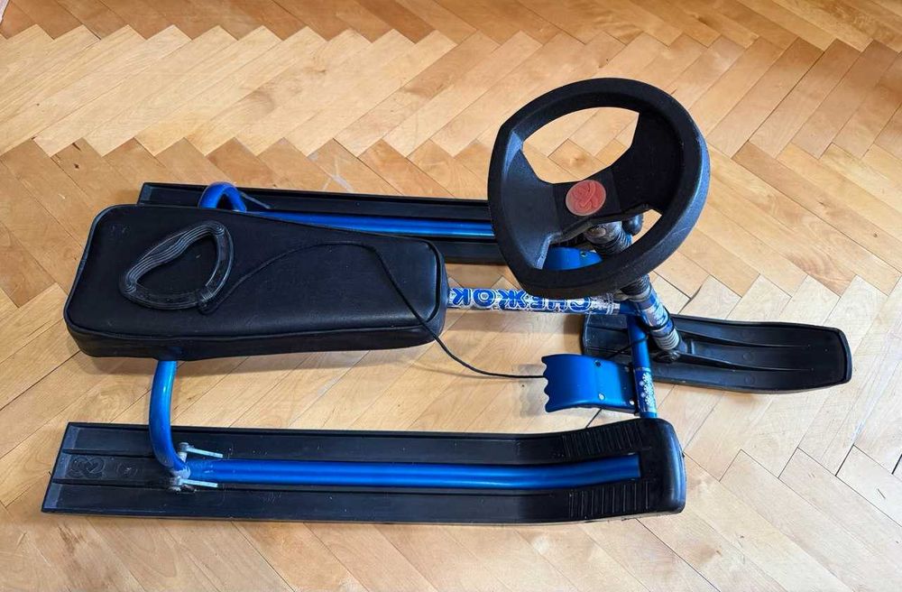 Санчата з кермом Чук і Гек