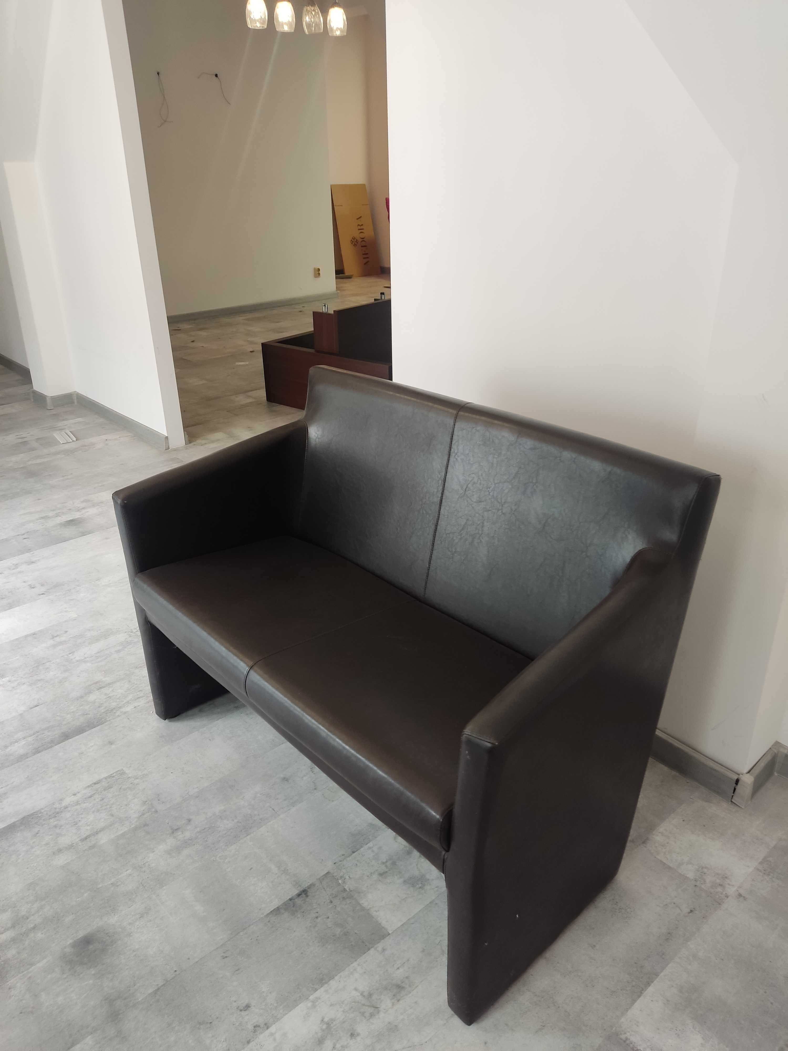 mala sofa dwuosobowa