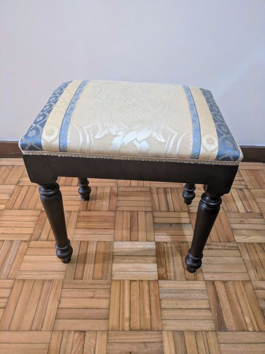 Banquinho revestido a tecido.