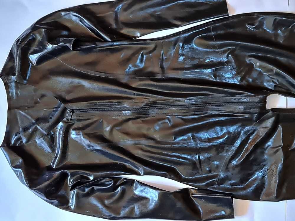 Czarny kombinezon z dekoltem latex 100% guma r. M/L