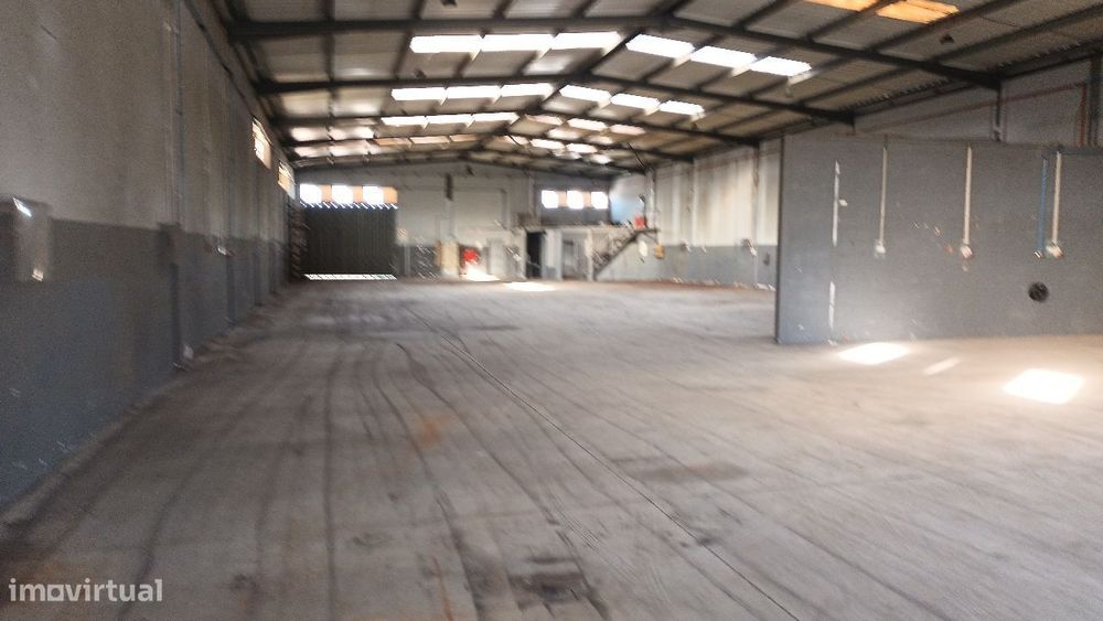 Armazém em Vilar - Bem localizado - ARRENDADO