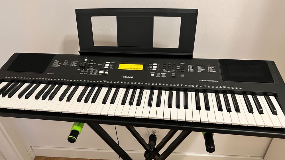 Keyboard Yamaha PSR EW 300  + statyw Gravity KSX 2