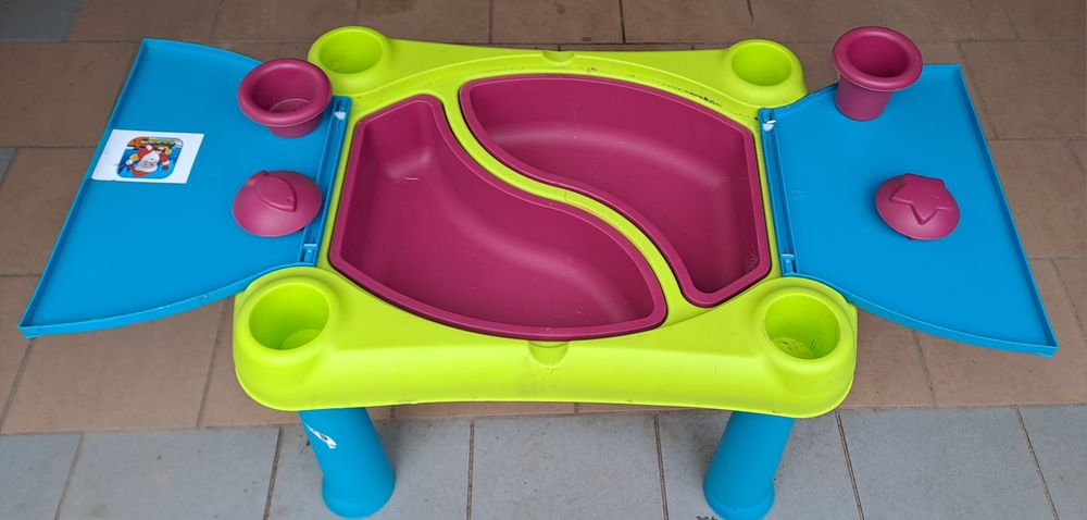Plastikowy stolik dziecięcy