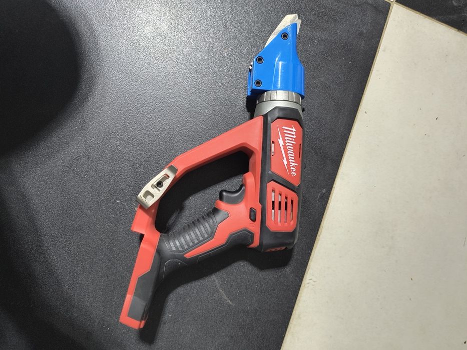 Akumlatorowe nożyce do blachy Milwaukee